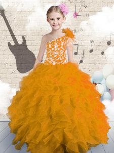 Maravilloso organza naranja encaje hasta un hombro sin mangas piso longitud niñas desfile vestidos bordados y volantes y flores hechas a mano