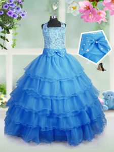 El azul asombroso de la cremallera azul cuadrado que rebordea y capas rizadas organza del vestido del desfile de la niña sin mangas