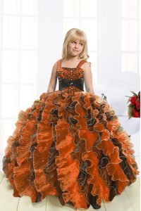 Las correas anaranjadas atan para arriba el rebordear y los vestidos del desfile de las colmenas de las muchachas sin mangas
