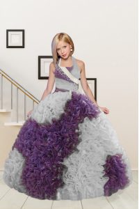 Tela hecha a medida superior blanco y púrpura con flores de balanceo hasta el vestido de desfile de niño sin mangas de longitud de piso perlas y volantes