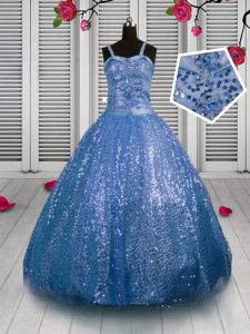 El vestido azul del desfile de las niñas de los cequis elegantes vende al por mayor el azul de bebé ate la longitud sin mangas del piso