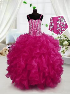 La longitud sin mangas del piso que rebordea y las colmenas atan para arriba el vestido del desfile del niño con el color de rosa caliente