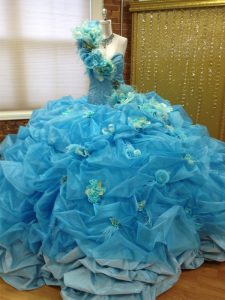 Un azul del hombro ata para arriba la alineada del vestido del quinceanera sube y la mano hizo la longitud sin mangas del piso de la flor