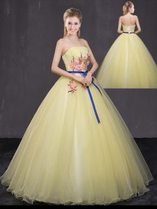Los usos amarillos sin mangas tradicionales de la longitud del piso atan para arriba los vestidos dulces 16
