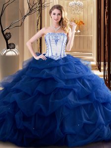 Longitud de piso azul royal 15 vestido de quinceanera tul bordado sin mangas y capas con volantes