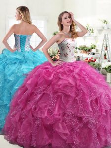 Los fabulosos vestidos de bola de color rosa caliente rebordeando y volantes vestidos de quinceañera encaje hasta la longitud sin mangas de organza piso