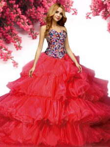 Organza rojo clásico ata hasta el vestido de la quinceañera sin mangas con el tren del cepillo que rebordea y las capas arrugadas