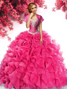 Vestido de quinceañera del delicado del barrido de los vestidos de bola del tren del organza del amor del color de rosa caliente sin mangas con el tren atan para arriba