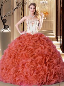 Trendy roya roja encaje hasta el bordado sin tirantes y colmenas quinceañera vestidos de tela con flores de rodamiento sin mangas